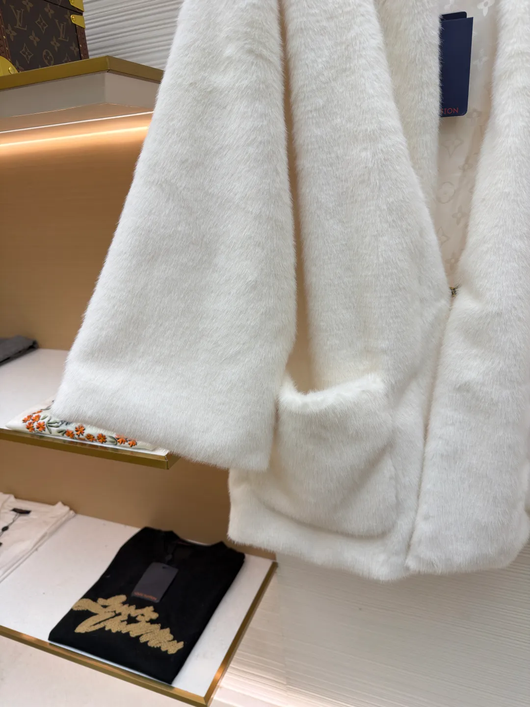 LOUIS VUITTON x Nigo joint mink fur V-neck kimono style fur ●Original version: 169000 purchased and developed ●Item number: 1681868-C30 ●Fabric: mink fur fabric ●Technology: Positioning cutting machine ●Color: white ●Version: version ●Weight: about 910 grams ●Size: 46-48-50-52 ●Description: - The fabric is made of high-quality North American mink hair, which is hand-sorted and screened to ensure uniform hair needle length and fluff density, smooth touch and strong luster. The tailoring adopts an unlined minimalist structure, and is stitched by hand to avoid stitching marks that damage the overall texture. The neckline is designed with a wide fold, and the edges are trimmed with invisible hand stitching, so that it drape naturally without being stiff. The cuffs are made of the same material and are furred, and a thin interlining is added on the inside to keep them fluffy and not easily deformed. The pockets are embedded in design, and the edges of the openings are hand-stitched to seamlessly connect with the texture of the body. The interior is equipped with the brand's exclusive satin lining, the label is fixed with a custom hanging chain, and the details reflect high-end craftsmanship standards. The overall wiring is straight and delicate, the fabric is comfortable and soft, and the color is consistent without color difference. It can be matched with the same style to create a fashionable look and control various occasions. Customized accessories, complete with three standards, same style for men and women!